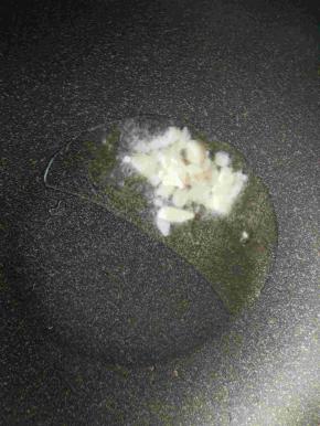 锅里放底油，放蒜末。爱吃辣椒的可以放干辣椒！我家不能吃辣，所以没放。