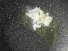 锅里放底油，放蒜末。爱吃辣椒的可以放干辣椒！我家不能吃辣，所以没放。