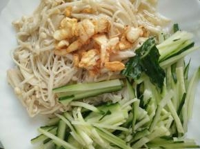 倒入盘子里