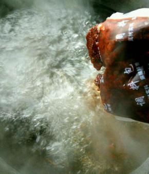 锅里烧开水，加入调料包底料