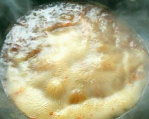 煮上两三分钟之后把自己喜欢吃的菜放进去煮熟捞出。