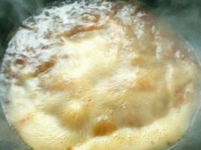 煮上两三分钟之后把自己喜欢吃的菜放进去煮熟捞出。