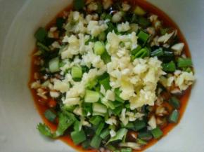 将另外两包调料包与葱，姜，蒜末，芝麻混合