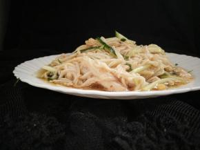 倒入蒸鱼豉油，觉得不咸稍微倒点酱油调味就可以啦！