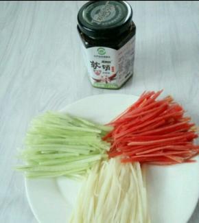 黄瓜，土豆，胡萝卜切丝