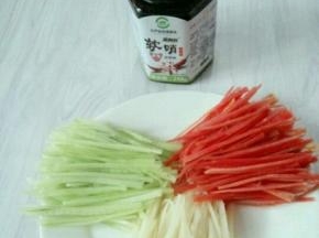 黄瓜，土豆，胡萝卜切丝