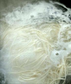 锅里烧开水，下入面条煮熟捞出放入碗中。