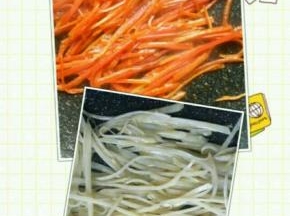 另起一锅，把胡萝卜，土豆丝炒熟。