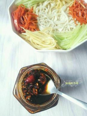 把几种菜分别放在面条上，加上一勺拌面酱。