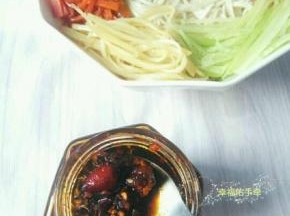 把几种菜分别放在面条上，加上一勺拌面酱。