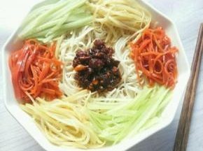 美味的酱拌面就出来啦。