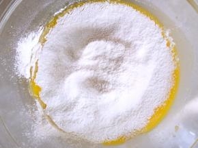 过筛低筋面粉，搅拌均匀无颗粒