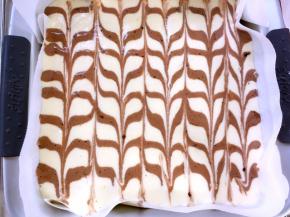 用竹签或者筷子上下来回画出千叶纹路，之后入烤箱160度烤45分钟