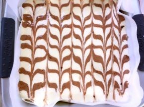 用竹签或者筷子上下来回画出千叶纹路，之后入烤箱160度烤45分钟