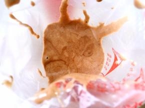 烤箱预热160度，将翻拌舀出一大勺加入可可粉，搅拌均匀，装入裱花袋，裱花袋剪个小口