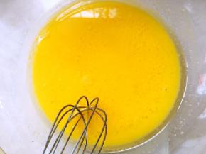 加入玉米油搅拌均匀