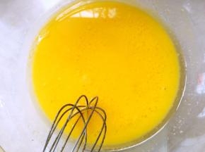 加入玉米油搅拌均匀