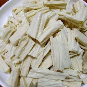 泡好的腐竹沥干水份，切段装盘备用