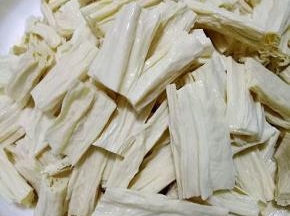 泡好的腐竹沥干水份，切段装盘备用