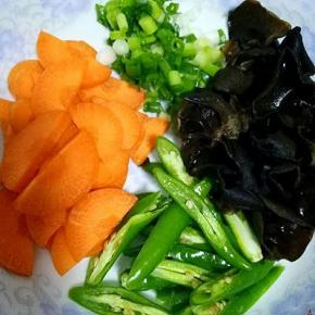 木耳泡发，胡萝卜切片，小葱切碎，辣椒切段