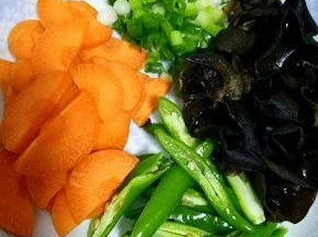 木耳泡发，胡萝卜切片，小葱切碎，辣椒切段