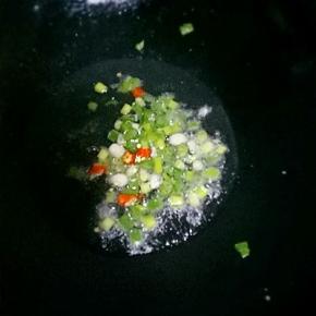 锅里倒油，烧热放入小葱，干辣椒煸炒