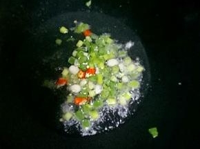 锅里倒油，烧热放入小葱，干辣椒煸炒