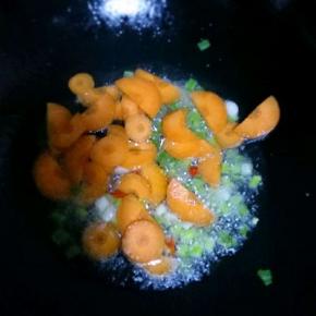 放入胡萝卜翻炒几下