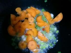 放入胡萝卜翻炒几下