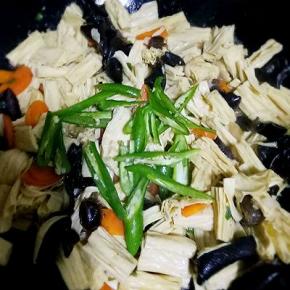 放入青椒翻炒1～2分钟，放少许鸡精提鲜，翻炒均匀即可