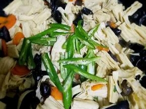 放入青椒翻炒1～2分钟，放少许鸡精提鲜，翻炒均匀即可