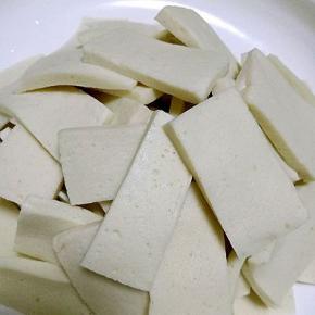 买回来的千页豆腐清洗一下，切片备用