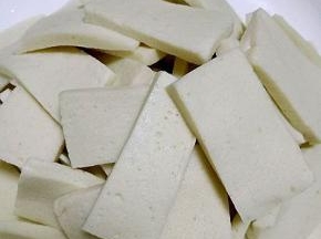 买回来的千页豆腐清洗一下，切片备用