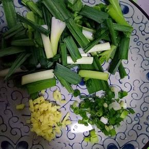 青红椒切段，葱姜切末，蒜苗切段