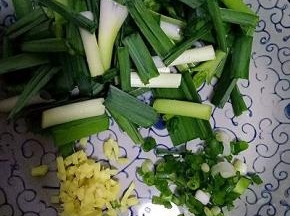 青红椒切段，葱姜切末，蒜苗切段