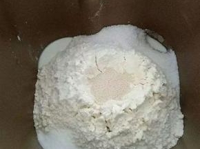 首先把牛奶和鸡蛋放入面包机内，在放入高筋面粉，酵母放中间，盐和糖对角线放，然后启动和面程序（默认20分钟）