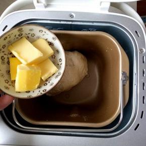 和面程序结束后，放入黄油，继续启动和面程序