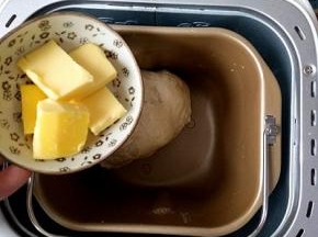 和面程序结束后，放入黄油，继续启动和面程序