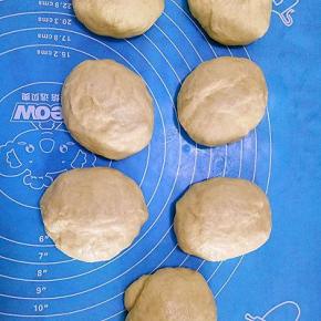 面团拿出来揉圆放入烤箱发酵至2.5～3倍大，用手指蘸少许干粉插曲面团，不回缩不塌馅寄发酵完成。发酵好的面团分成7等份，滚圆松弛15分钟