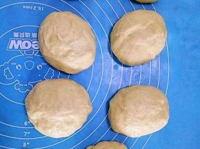 面团拿出来揉圆放入烤箱发酵至2.5～3倍大，用手指蘸少许干粉插曲面团，不回缩不塌馅寄发酵完成。发酵好的面团分成7等份，滚圆松弛15分钟