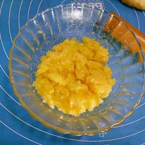 椰蓉馅制作:将黄油切成小块，放入砂糖，隔水融化，加入全蛋液，牛奶混合均匀，加入椰蓉搅拌即可