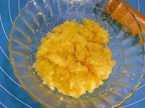 椰蓉馅制作:将黄油切成小块，放入砂糖，隔水融化，加入全蛋液，牛奶混合均匀，加入椰蓉搅拌即可