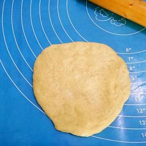 松弛好的面团擀成圆饼形