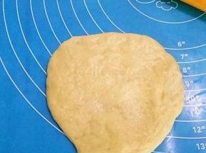 松弛好的面团擀成圆饼形