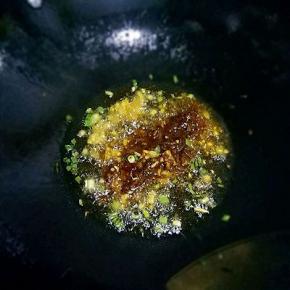 放入豆瓣酱小火炒出红油