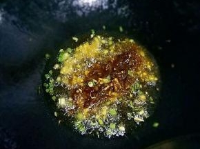 放入豆瓣酱小火炒出红油