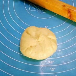 放入椰蓉馅料，捏紧收口