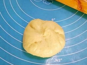 放入椰蓉馅料，捏紧收口