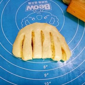 在中间切上几个刀口，注意顶部不要切断