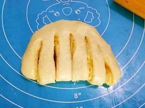 在中间切上几个刀口，注意顶部不要切断